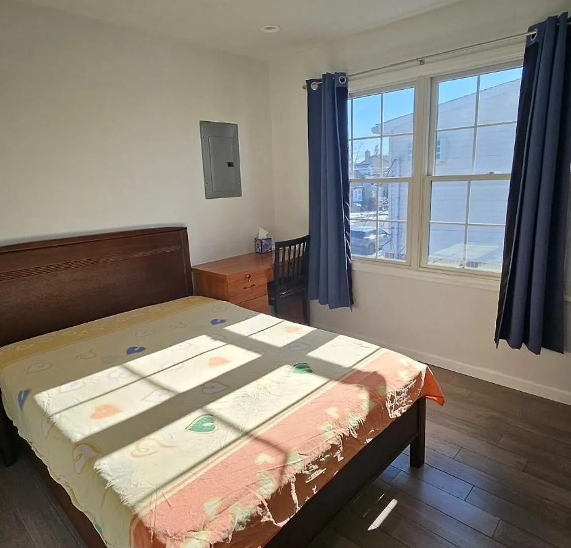 3 Bedroom Renovated Model House New York 0*,  États-Unis